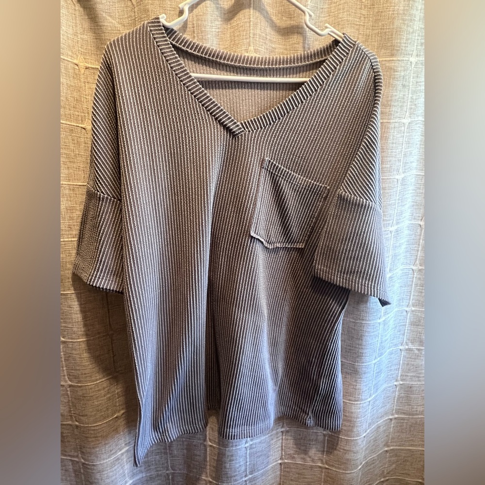 Amazon Essentials Women's Ribbed V-Neck Short Sleeve Top